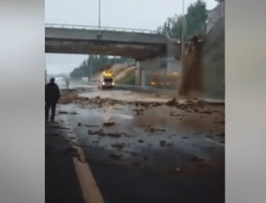Φοβερά πράγματα: Η εθνική οδός στο Ξυλόκαστρο έγινε... φράγμα σε ποτάμι! (βίντεο)